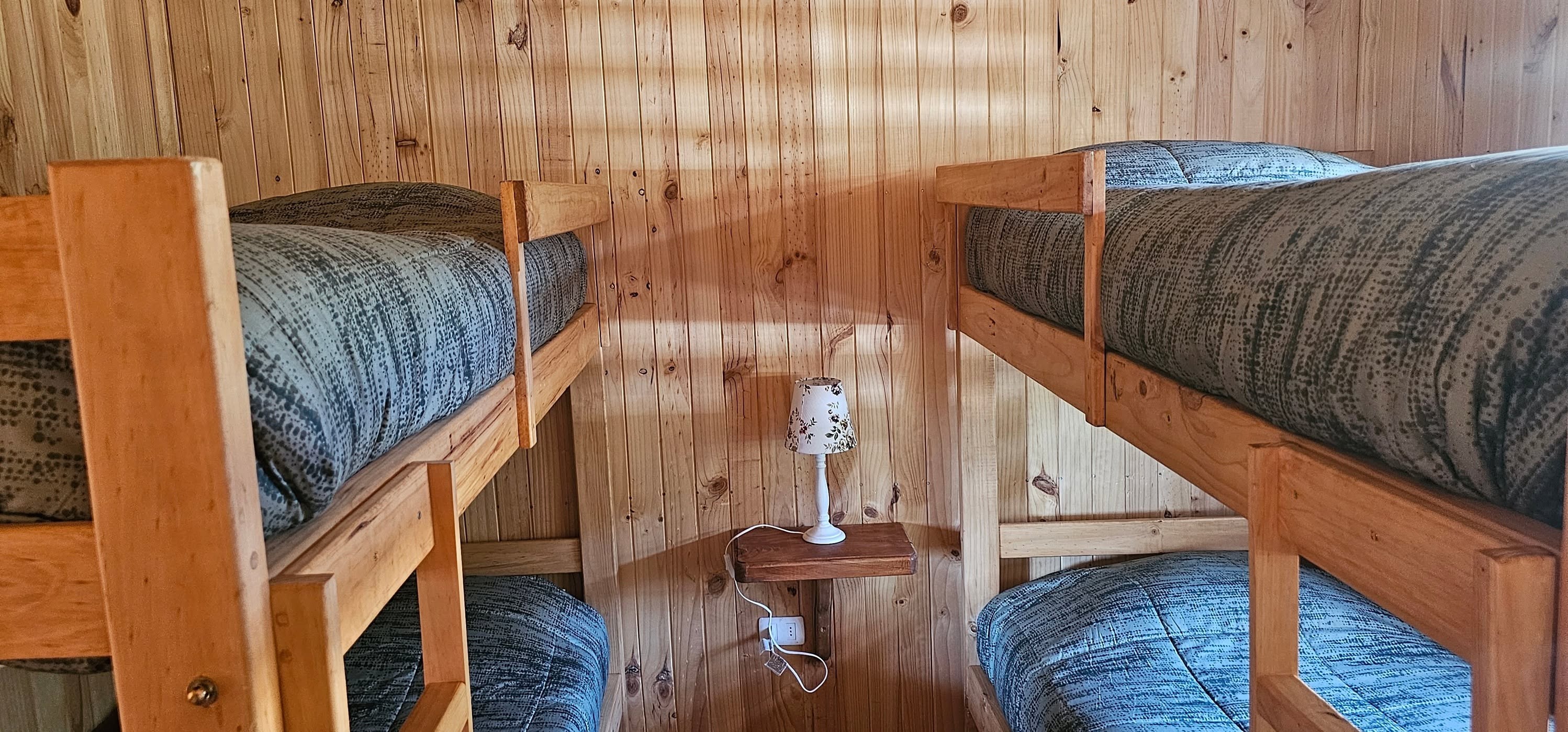 Segundo dormitorio con dos literas de madera